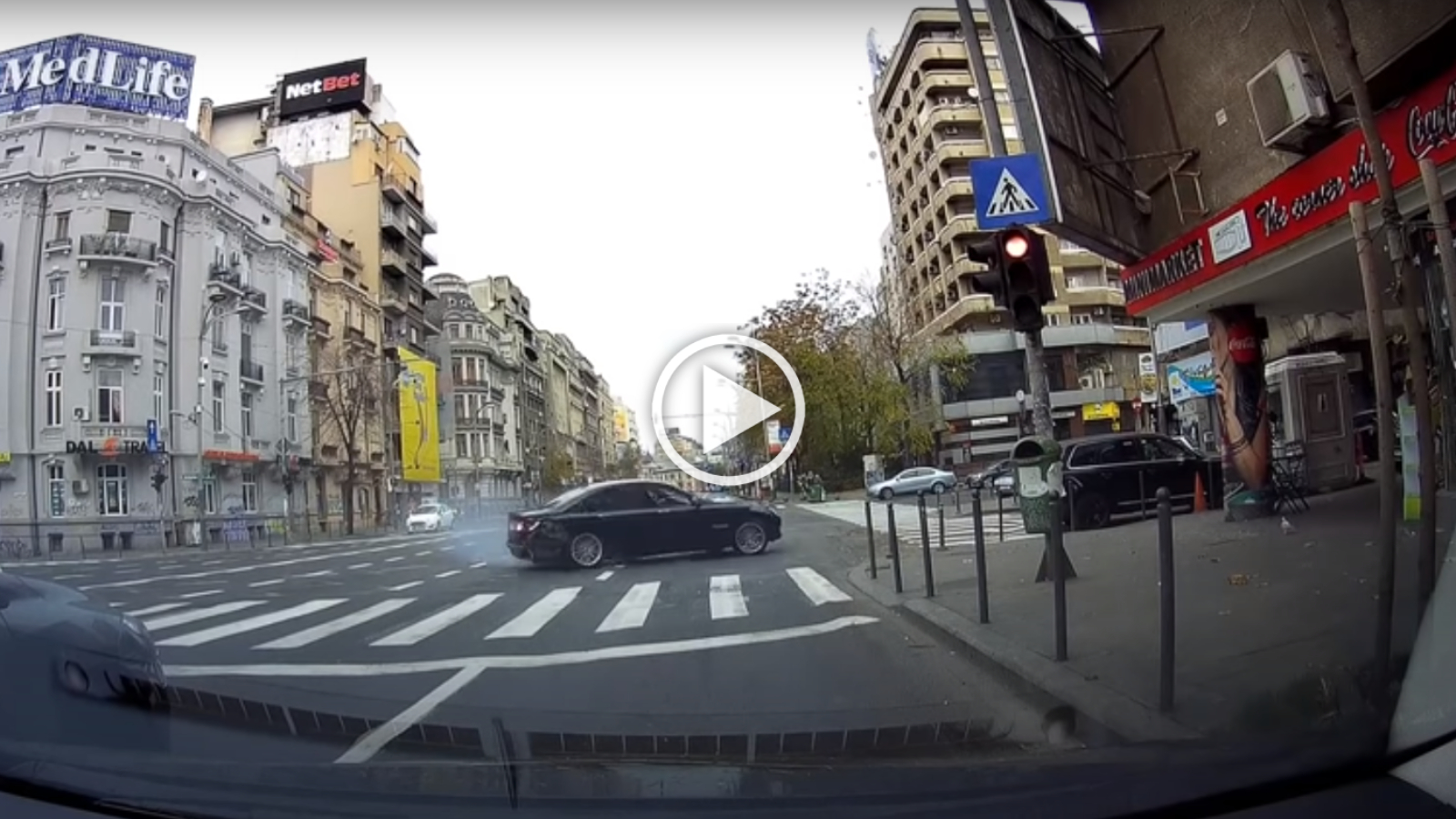 ΒΜW με μαστουρωμένο οδηγό διπλώνεται σε φανάρι [video]